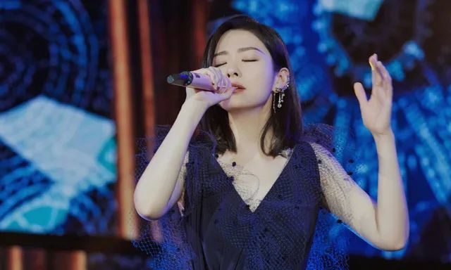 张靓颖|张靓颖公演忘词引热议，绯闻男友发长文力挺，原来二人已“同居”