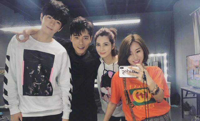 洪欣|49岁洪欣晒视频，手捧玫瑰气质高冷，背景音乐却意外暴露感情现状