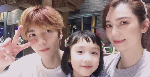 洪欣|49岁洪欣晒视频，手捧玫瑰气质高冷，背景音乐却意外暴露感情现状