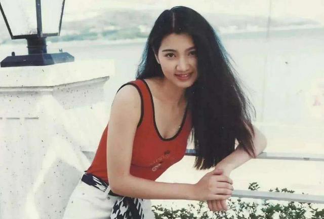 洪欣|49岁洪欣晒视频，手捧玫瑰气质高冷，背景音乐却意外暴露感情现状