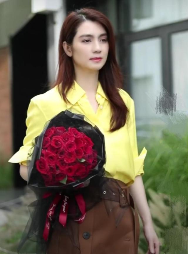 洪欣|49岁洪欣晒视频，手捧玫瑰气质高冷，背景音乐却意外暴露感情现状