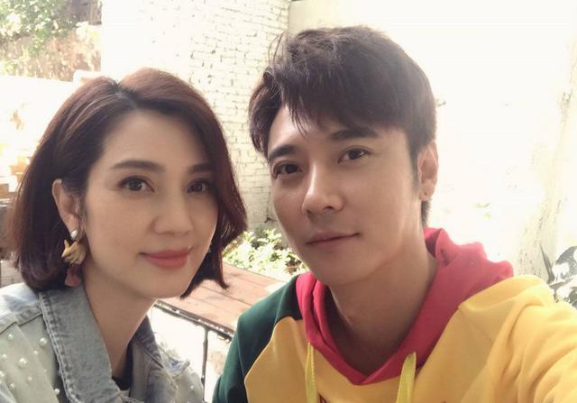 洪欣|49岁洪欣晒视频，手捧玫瑰气质高冷，背景音乐却意外暴露感情现状