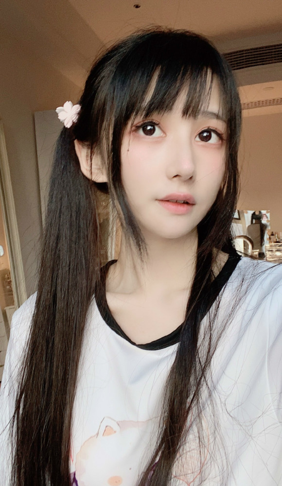 冯提莫的双马尾有多"嫩"?穿上jk小裙子,不输蔡萝莉学生装