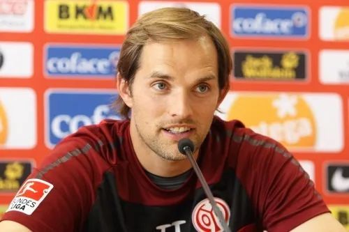 赫尔在教练席上的轨迹几乎和克洛普如出一辙,图赫尔年轻时司职中后卫