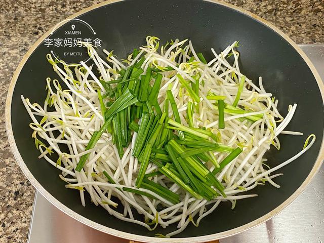 全程一定要用大火,豆芽含水分多,用小火會變成水煮菜,豆芽很