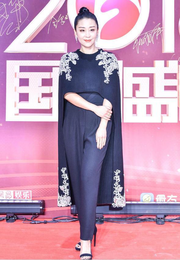 苗圃真会穿衣服披肩配西装裤女人味十足高级又精致