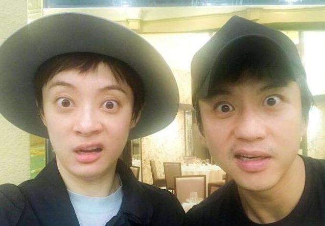 邓超|41岁邓超与母亲同游，开心地像个“小孩儿”，画面尽显温馨