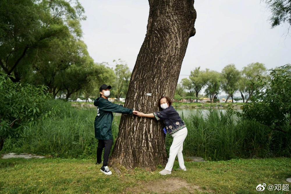 邓超|41岁邓超与母亲同游，开心地像个“小孩儿”，画面尽显温馨