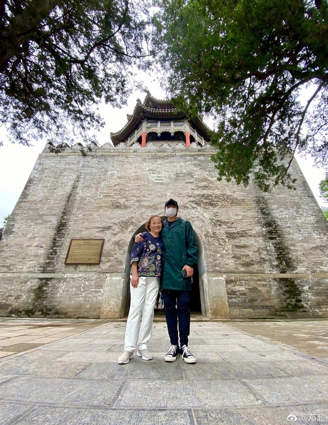 邓超|41岁邓超与母亲同游，开心地像个“小孩儿”，画面尽显温馨