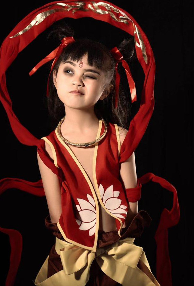 小女孩cos哪吒神态动作全到位网友比电视演的更入木三分