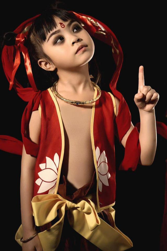 小女孩cos哪吒神态动作全到位网友比电视演的更入木三分