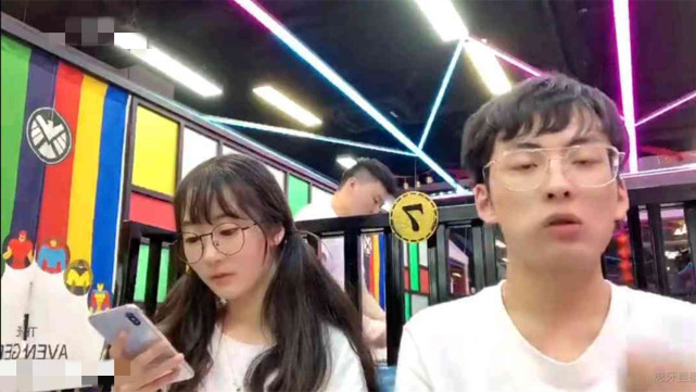 赖神瓜妹官宣两人绑定情侣关系气走富婆看见草莓个性签名网友懵了