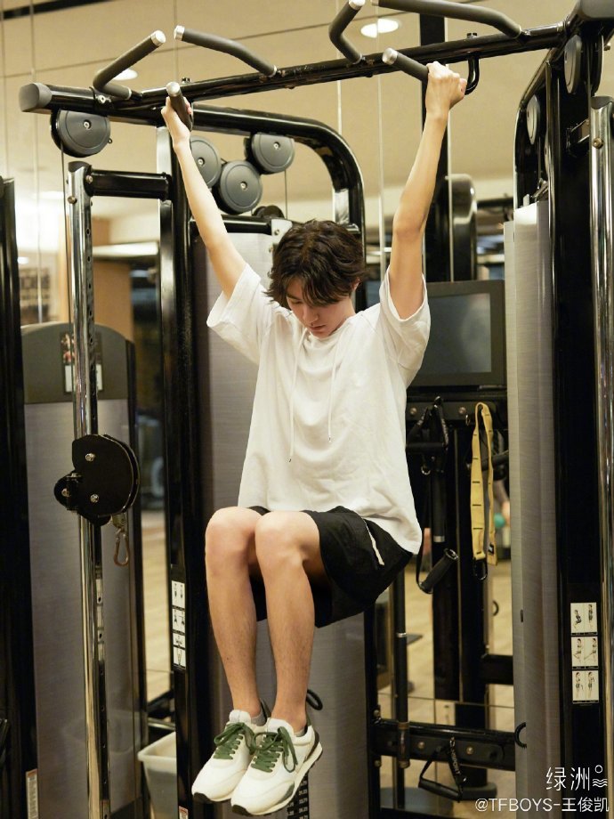 谢霆锋|5G冲浪少年！王俊凯留言为谢霆锋庆生：祝菜园子无坚不摧