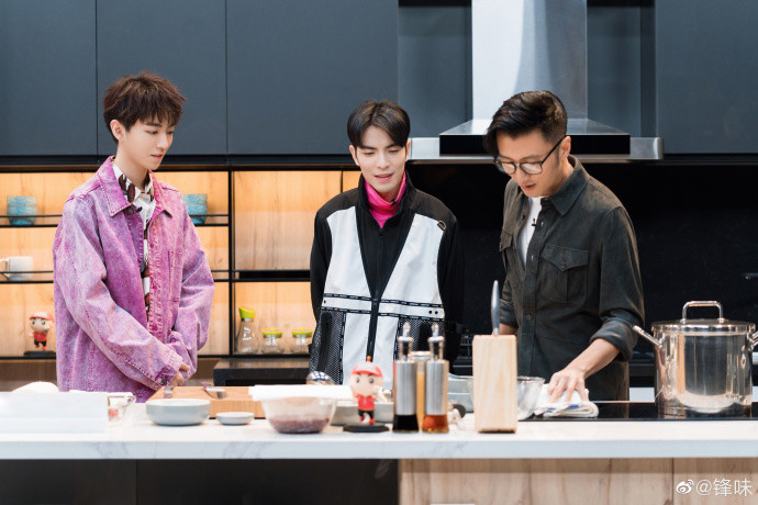 谢霆锋|5G冲浪少年！王俊凯留言为谢霆锋庆生：祝菜园子无坚不摧