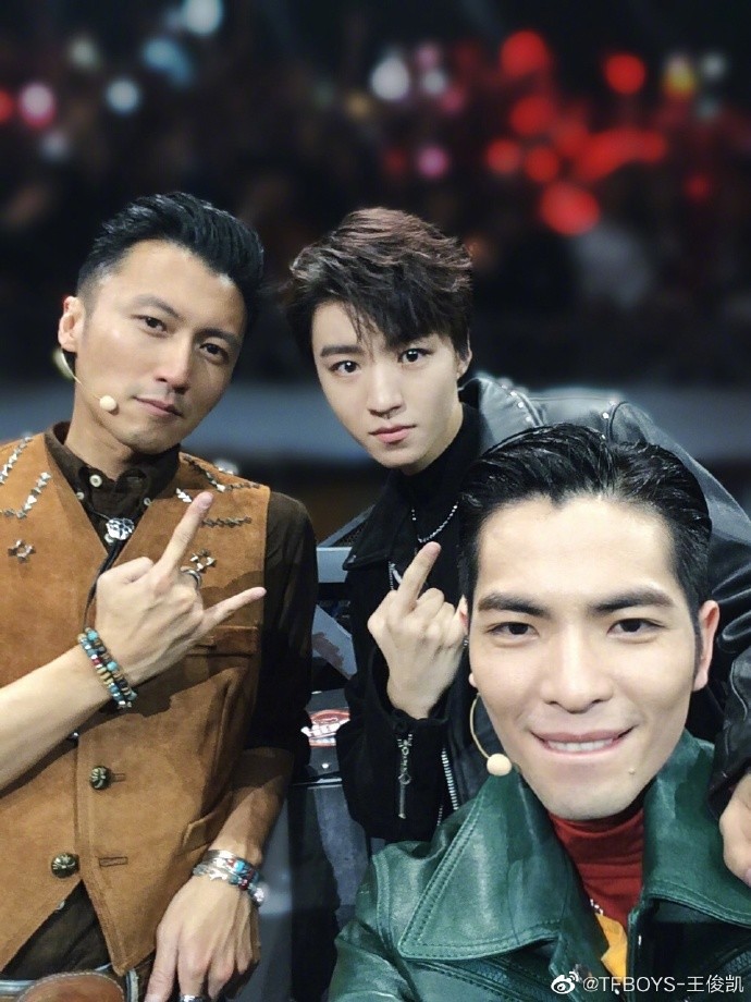 谢霆锋|5G冲浪少年！王俊凯留言为谢霆锋庆生：祝菜园子无坚不摧