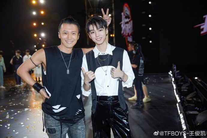 谢霆锋|5G冲浪少年！王俊凯留言为谢霆锋庆生：祝菜园子无坚不摧