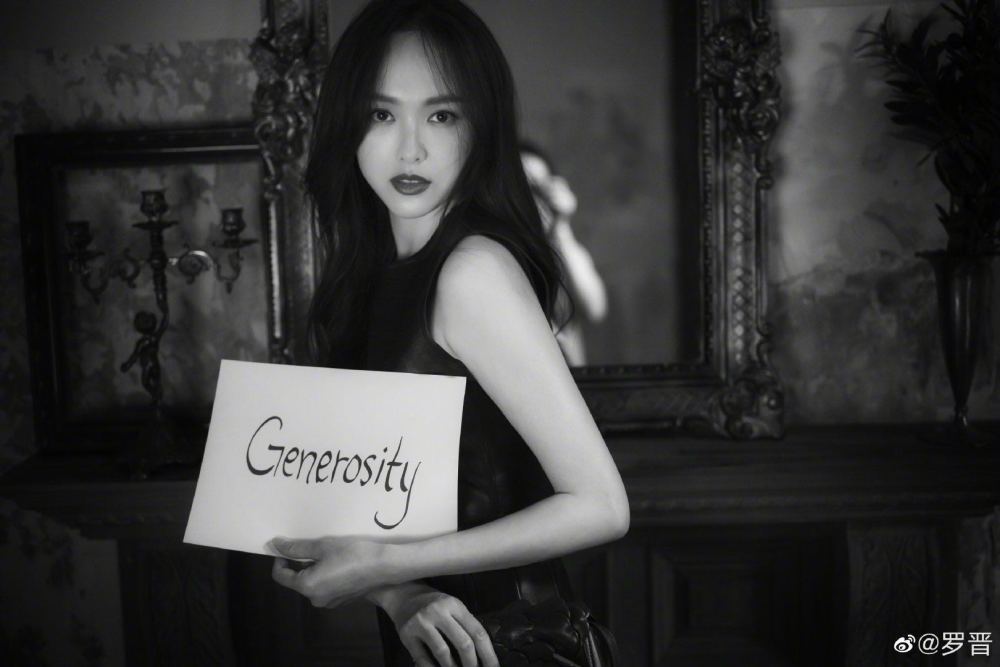 唐嫣|唐嫣晒女儿喜欢的玩偶，在淡黄色花床单的衬托下，“宝贝”超萌