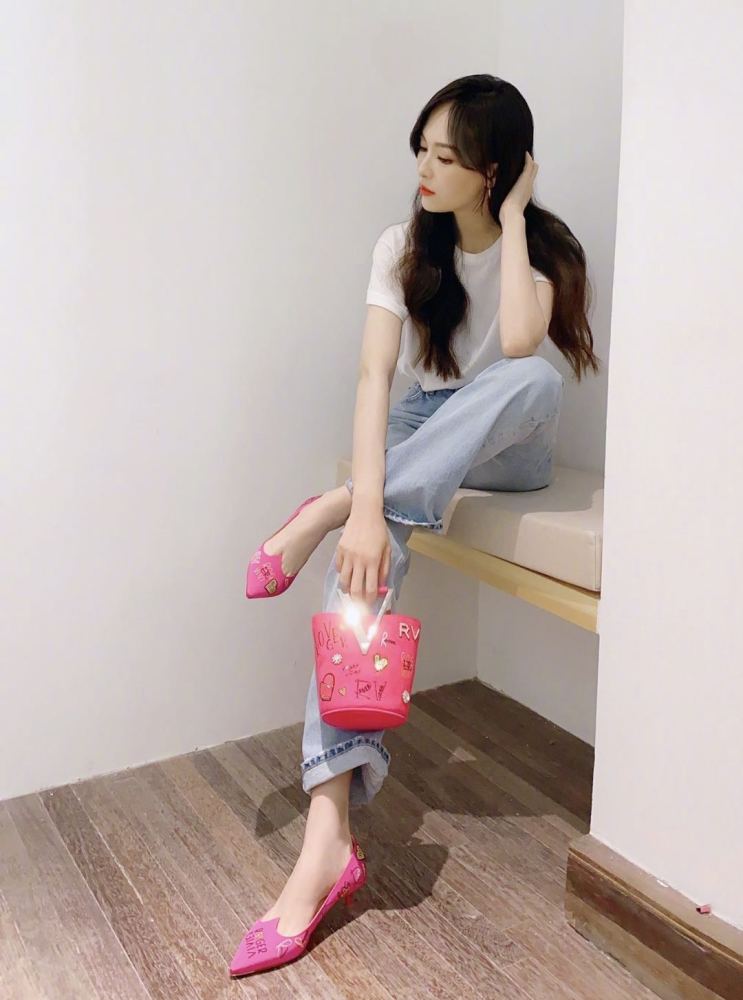 唐嫣|唐嫣晒女儿喜欢的玩偶，在淡黄色花床单的衬托下，“宝贝”超萌