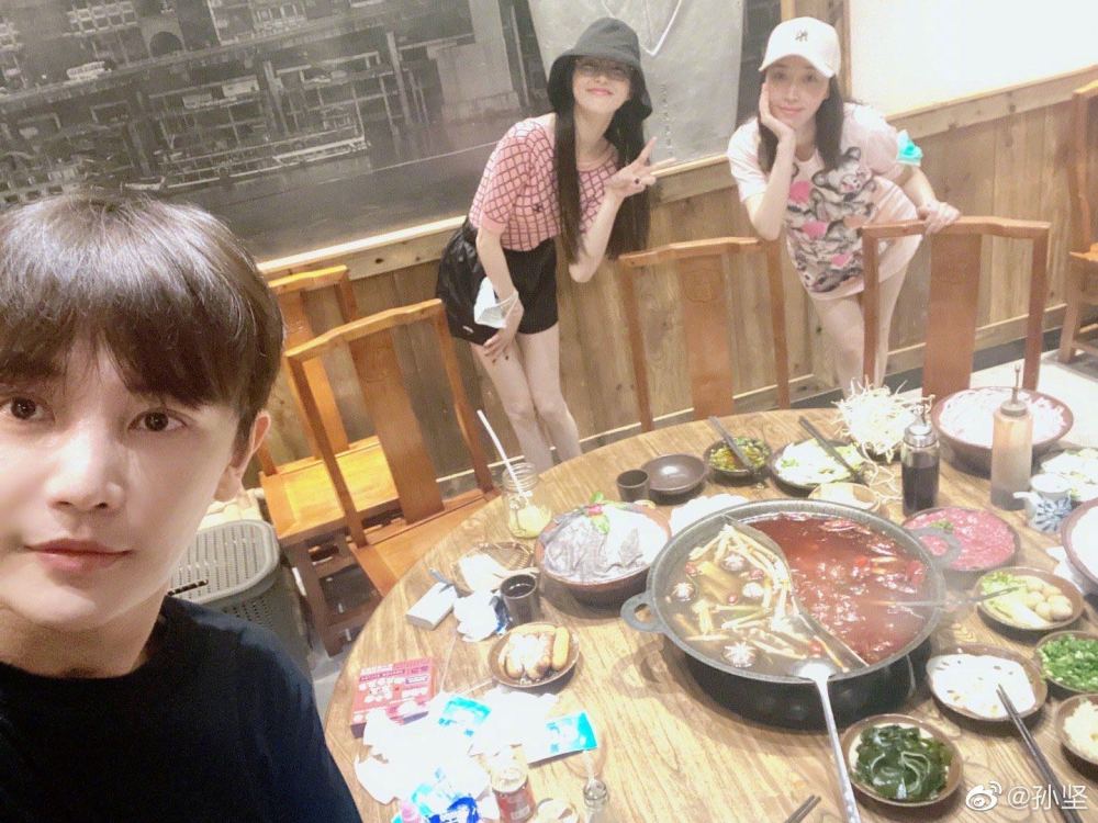 唐嫣|唐嫣晒女儿喜欢的玩偶，在淡黄色花床单的衬托下，“宝贝”超萌