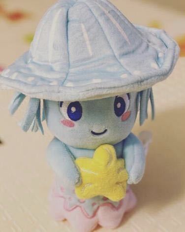 唐嫣|唐嫣晒女儿喜欢的玩偶，在淡黄色花床单的衬托下，“宝贝”超萌