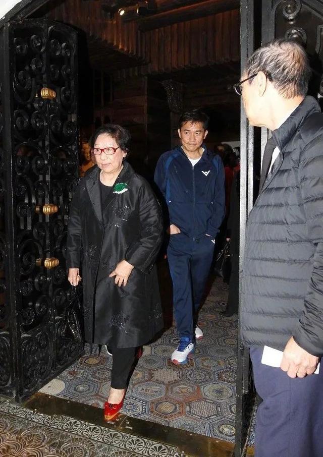 梁朝伟|丈夫嗜赌如命致妻离子散，儿子坐拥5亿不生子，梁朝伟母亲的遗憾