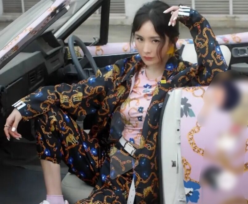 杨幂|杨幂代言造型被吐槽，像直播精神小妹儿，土到极致就是潮