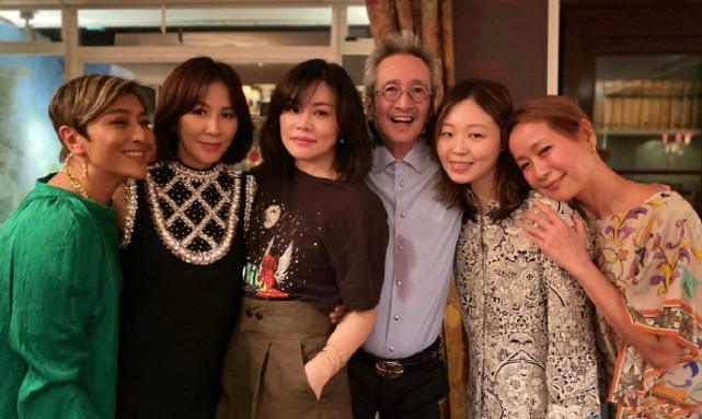 57岁叶童与老公出席聚会,皮肤细腻有光泽,同框刘嘉玲气质不输