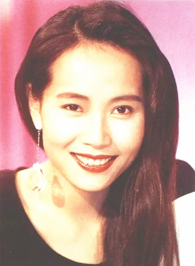 57岁叶童与老公出席聚会皮肤细腻有光泽同框刘嘉玲气质不输