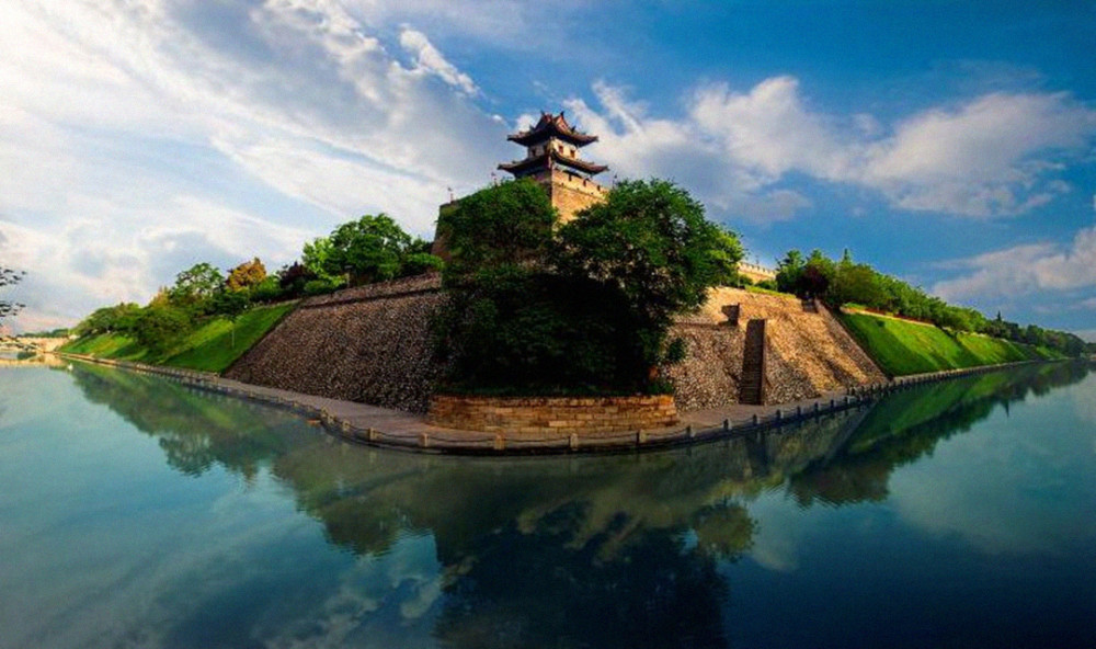 因为在古代建造城郭的时候,都是在外围挖出一个方形的土坑,用里面的土