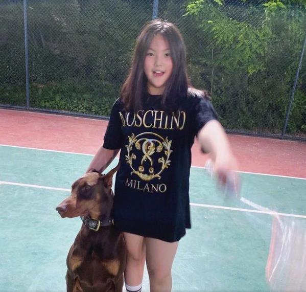 王诗龄|李湘王岳伦风波后，王诗龄首发文逗狗心情好，豪宅桌子上多件万元新衣