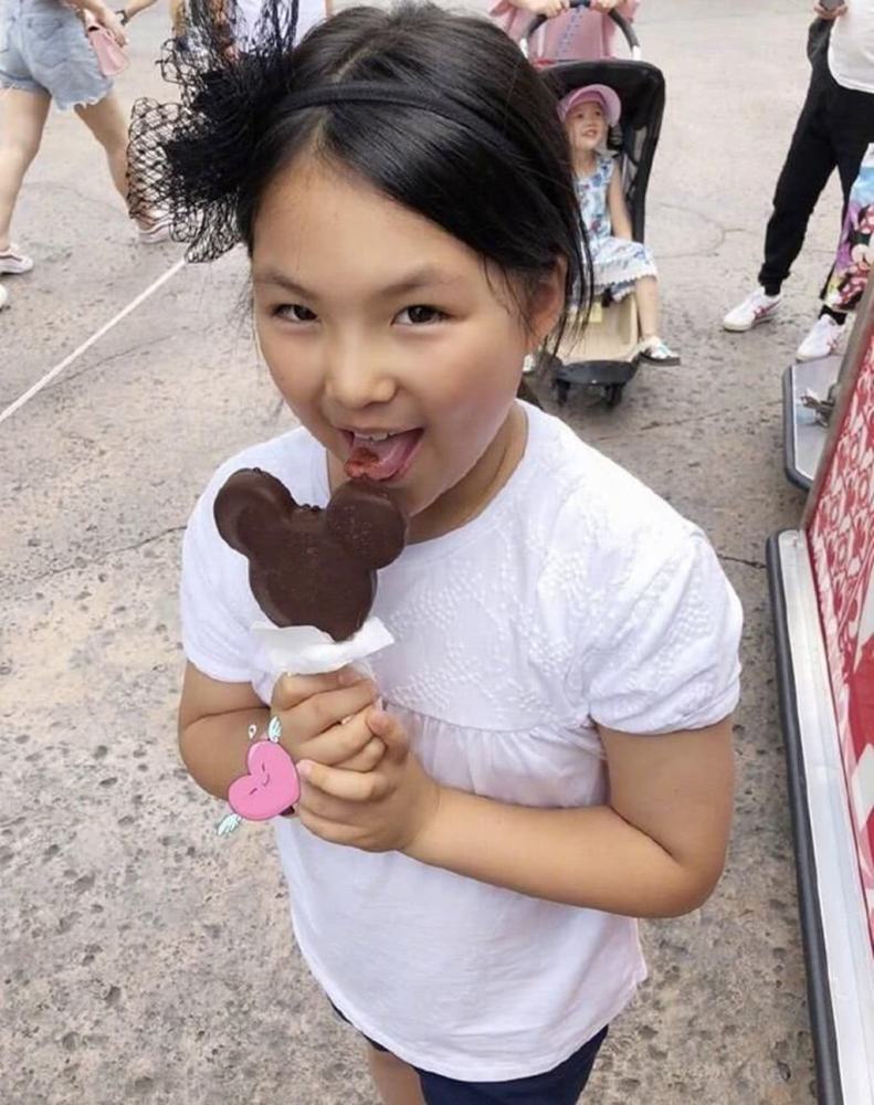 王诗龄|李湘王岳伦风波后，王诗龄首发文逗狗心情好，豪宅桌子上多件万元新衣