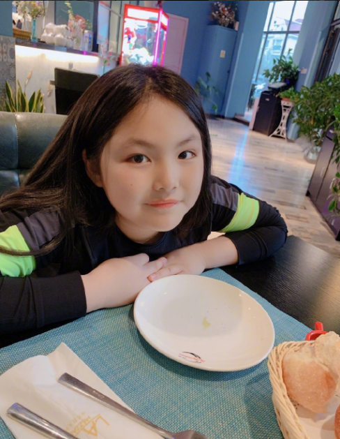 王诗龄|李湘王岳伦风波后，王诗龄首发文逗狗心情好，豪宅桌子上多件万元新衣