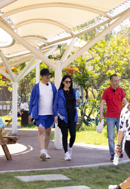 王诗龄|李湘王岳伦风波后，王诗龄首发文逗狗心情好，豪宅桌子上多件万元新衣