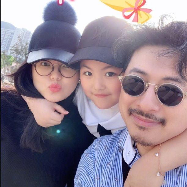 王诗龄|李湘王岳伦风波后，王诗龄首发文逗狗心情好，豪宅桌子上多件万元新衣