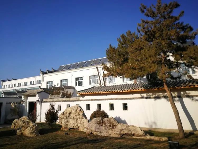 城边一处庄院,是为每一个有着世外桃园情怀的人提供转身的栖息之所.