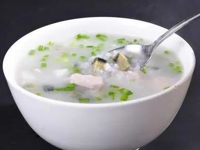 苹果 香蕉中餐:大枣饭 鹌鹑蛋烧肉 胡萝卜香菇白菜 虾仁粉丝汤水果