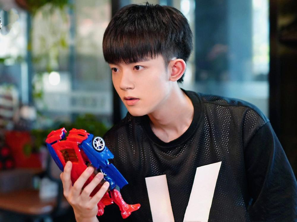 亲爱的挚爱的|《亲爱的挚爱的》杀青，胡一天眼神宠溺，李现、杨紫现身大合照