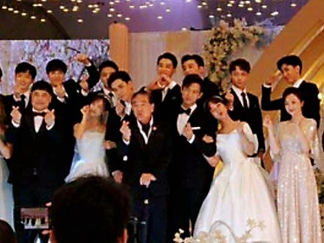 亲爱的挚爱的|《亲爱的挚爱的》杀青，胡一天眼神宠溺，李现、杨紫现身大合照