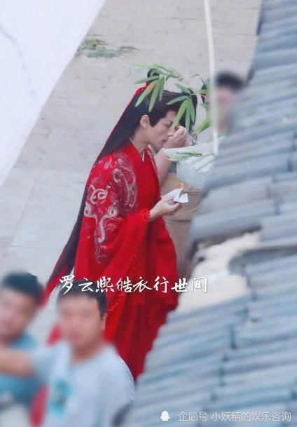 罗云熙|《皓衣行》路透，罗云熙穿“恨天高”出场，身高成硬伤，下楼梯还需要人扶！