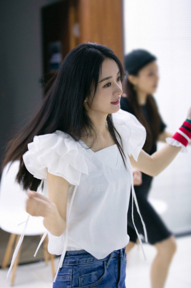 赵丽颖|赵丽颖又和杨幂撞脸了？眉眼相似度超高，粉丝：谁拍的图，永远不要合作了