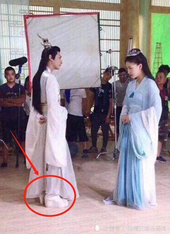 罗云熙|《皓衣行》路透，罗云熙穿“恨天高”出场，身高成硬伤，下楼梯还需要人扶！