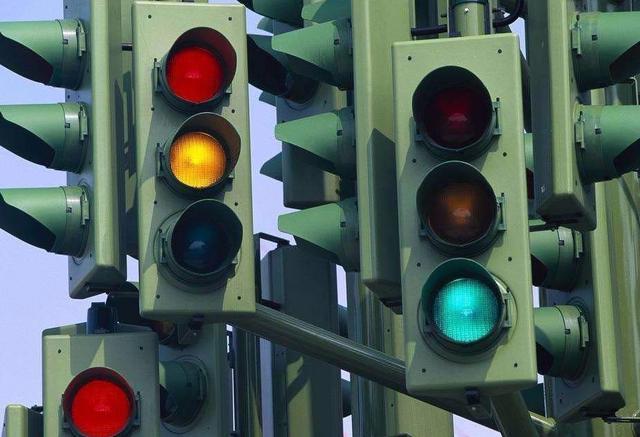 号称"中国第一路",全程1公里31个红绿灯,密集处2米一个