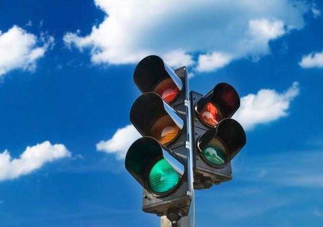 号称"中国第一路",全程1公里31个红绿灯,密集处2米一个