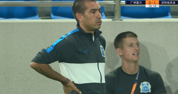 中超搞笑空门不进,外援门前跪射变下蛋解围,球迷:毛彪附体