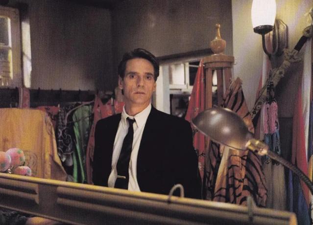 法国外交官爱上中国戏子,结婚20年妻子突然被抓,法官:他是男人