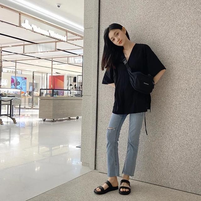 直筒裤身型偏瘦或者大腿偏粗的女孩们非常建议选搭直筒裤款,过瘦的