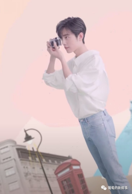 肖战|肖战代言品牌放新物料，穿白衬衫清爽帅气，自称赞赞超可爱