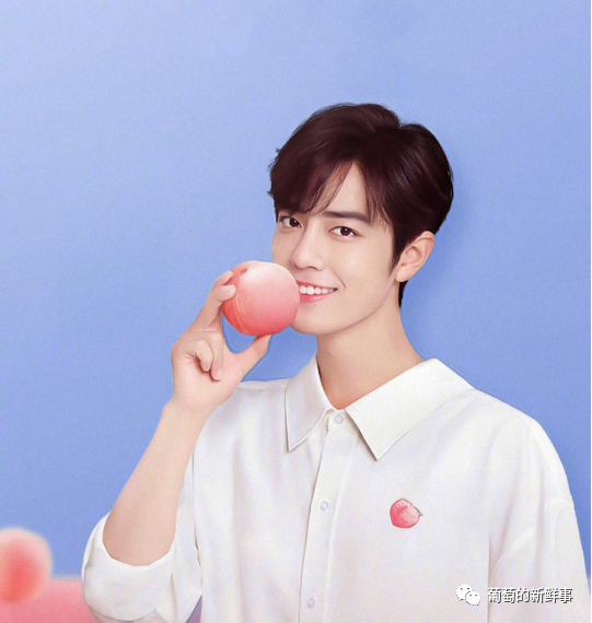 肖战|肖战代言品牌放新物料，穿白衬衫清爽帅气，自称赞赞超可爱