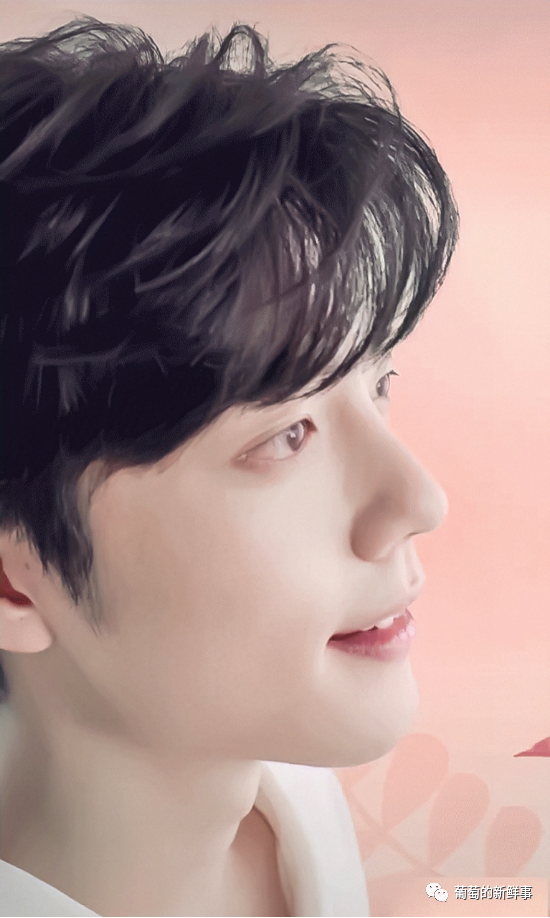 肖战|肖战代言品牌放新物料，穿白衬衫清爽帅气，自称赞赞超可爱