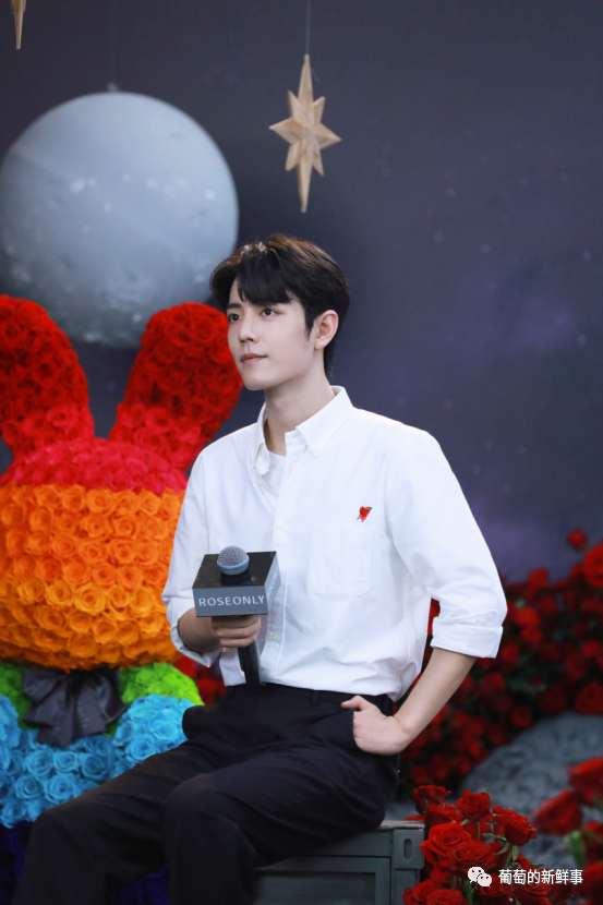 肖战|肖战代言品牌放新物料，穿白衬衫清爽帅气，自称赞赞超可爱